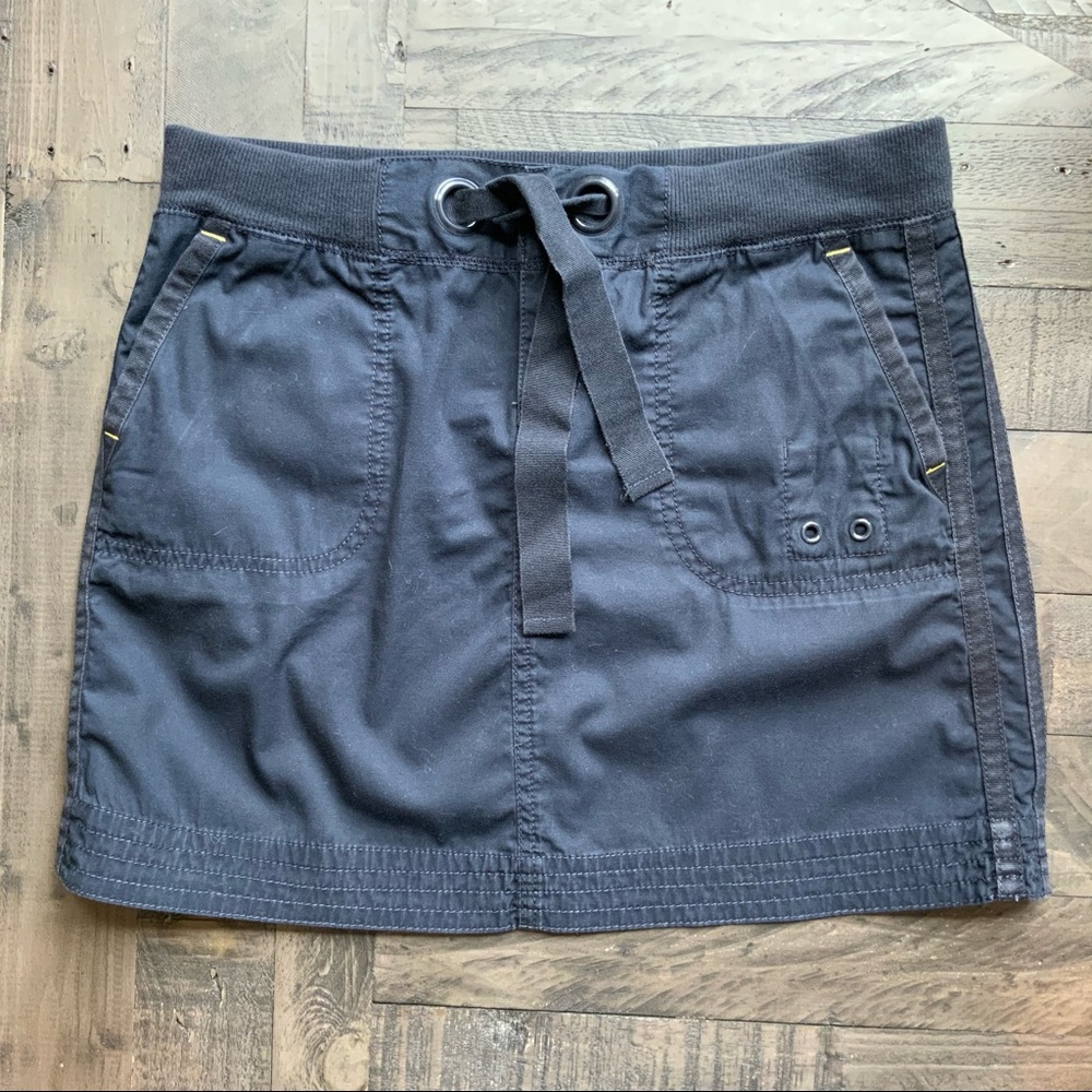 GAP SKIRT WITH TONE ON TONE DESIGN